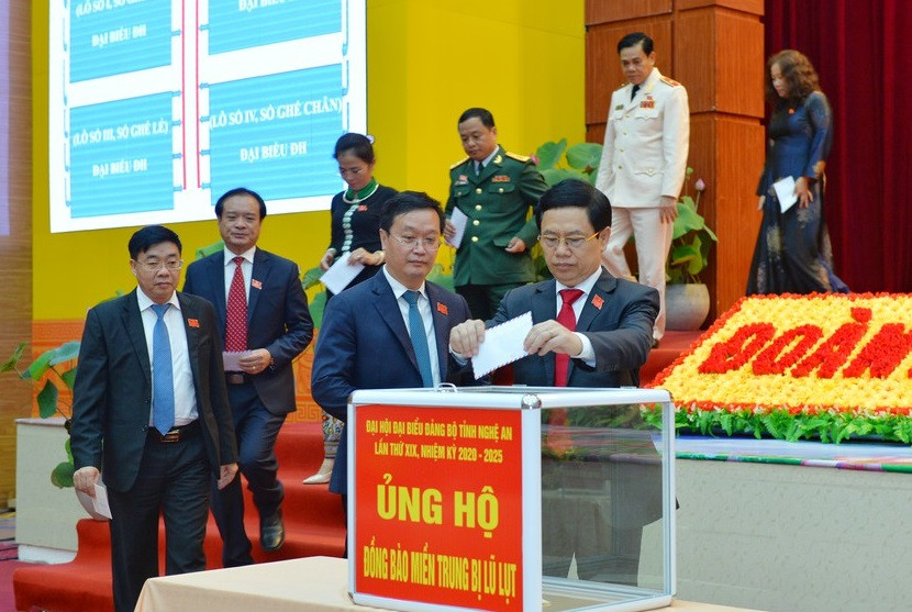 Đại biểu Đại hội Đảng bộ tỉnh Nghệ An quyên góp ủng hộ người dân miền Trung ảnh 2