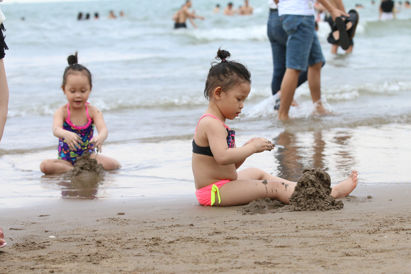 Biển Cửa Lò chật kín người ngày nghỉ lễ ảnh 6