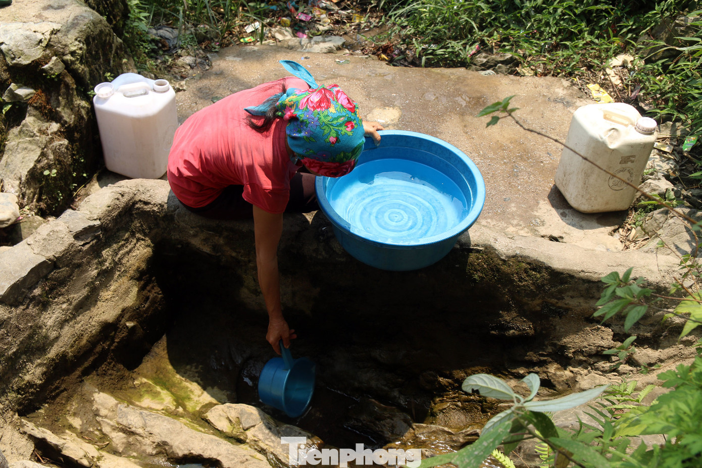 Hạn hán nghiêm trọng, học trò biên giới tan trường lại lặn lội vào rừng tìm nước ảnh 7