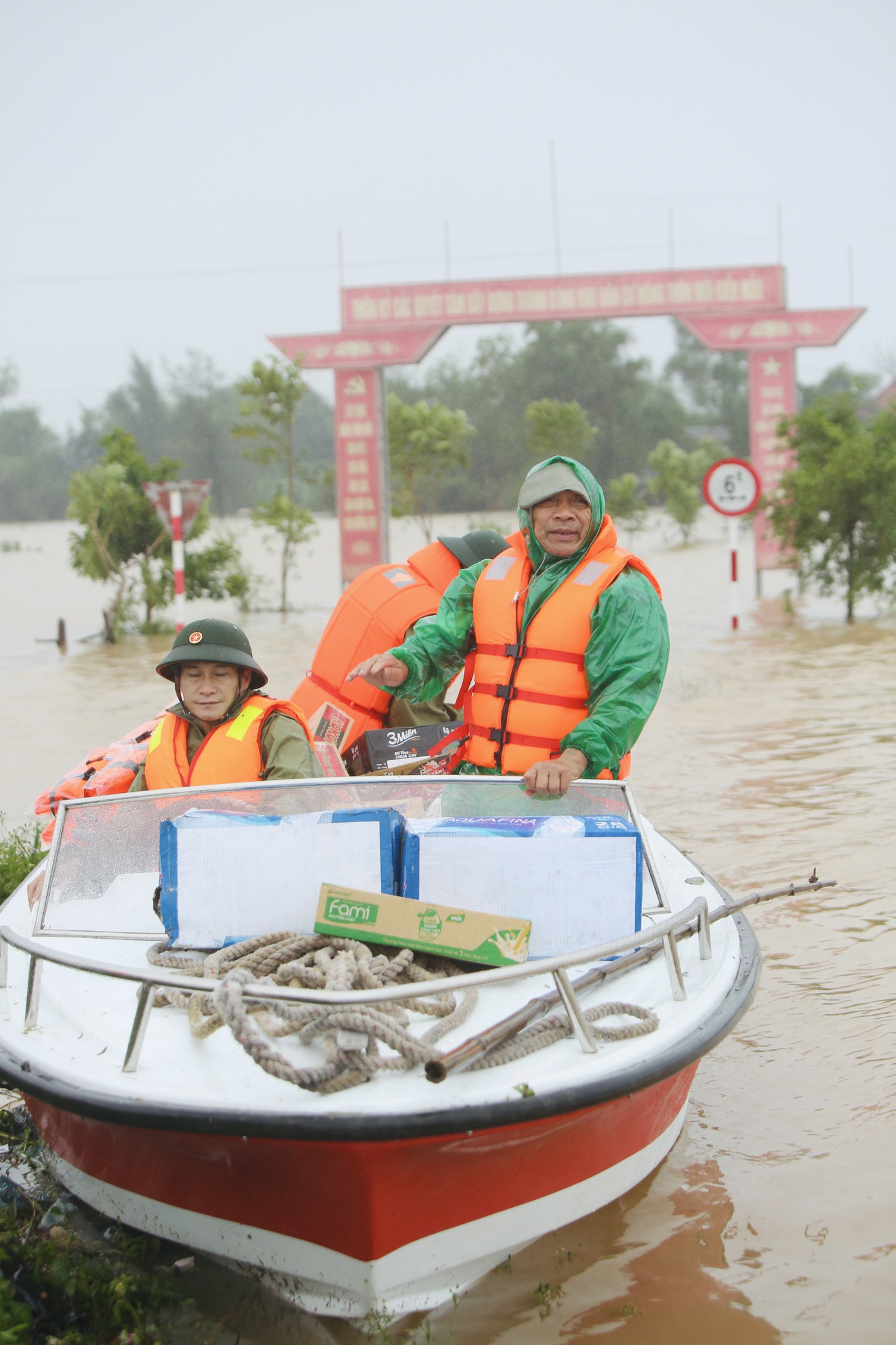 Hàng chục chuyến xe chở hàng cứu trợ đến 'tâm lũ' Hà Tĩnh ảnh 7