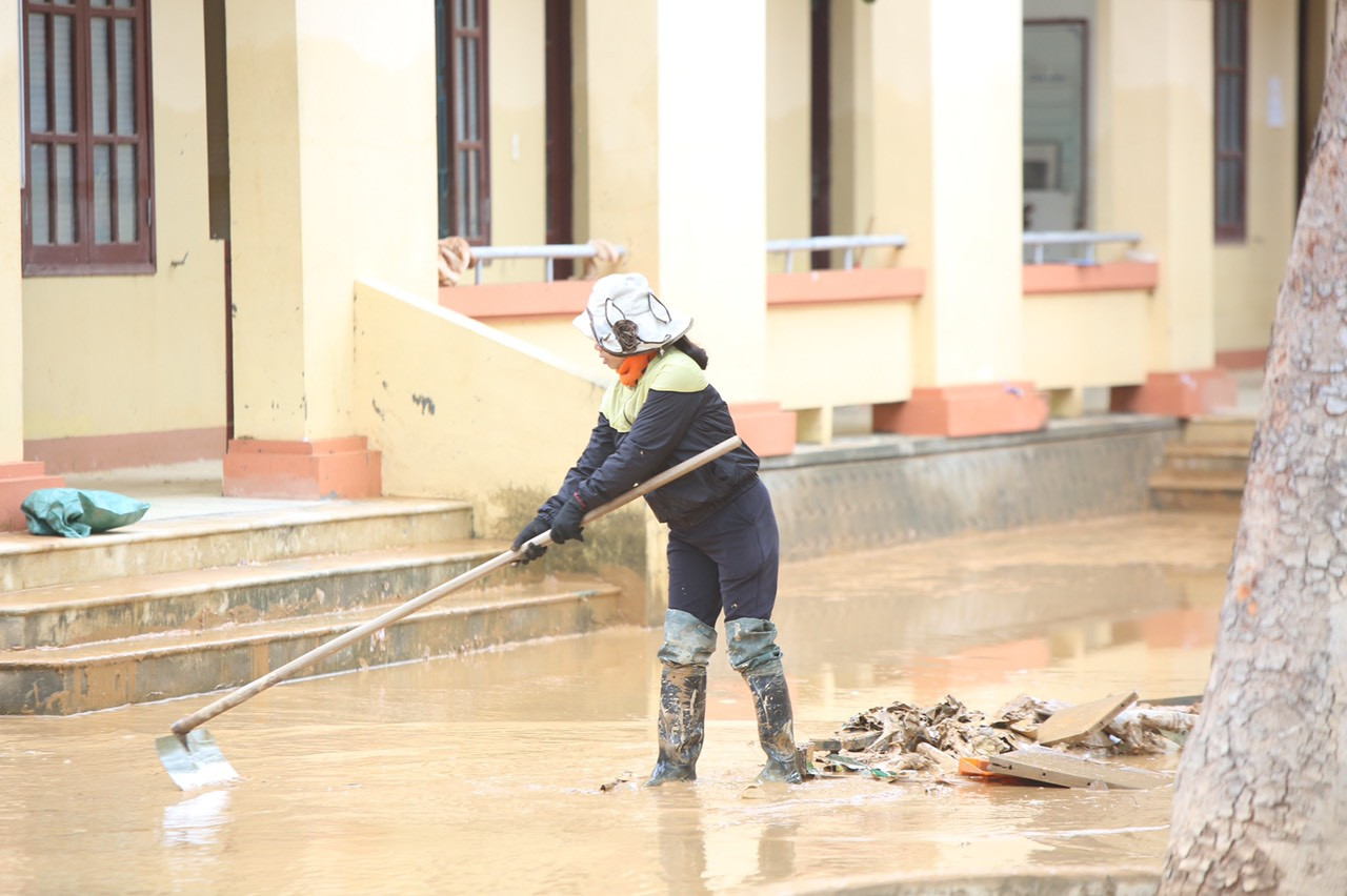 Người dân rốn lũ ngấn nước mắt bới bùn vớt vát tài sản ảnh 3