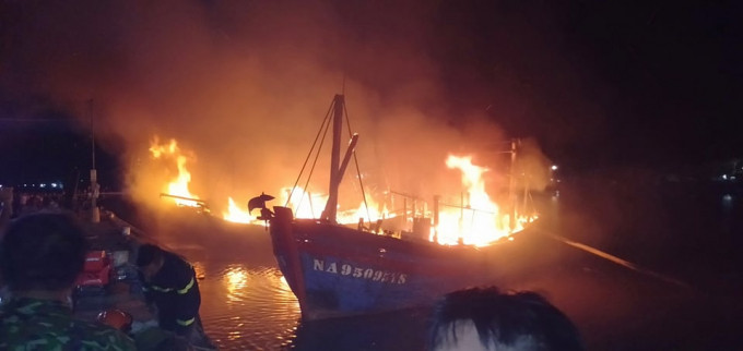 Bốn tàu cá bất ngờ bốc cháy ngùn ngụt trong đêm ảnh 2