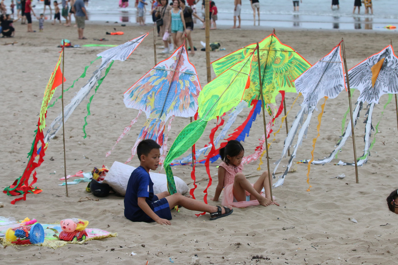 Biển Cửa Lò chật kín người ngày nghỉ lễ ảnh 7