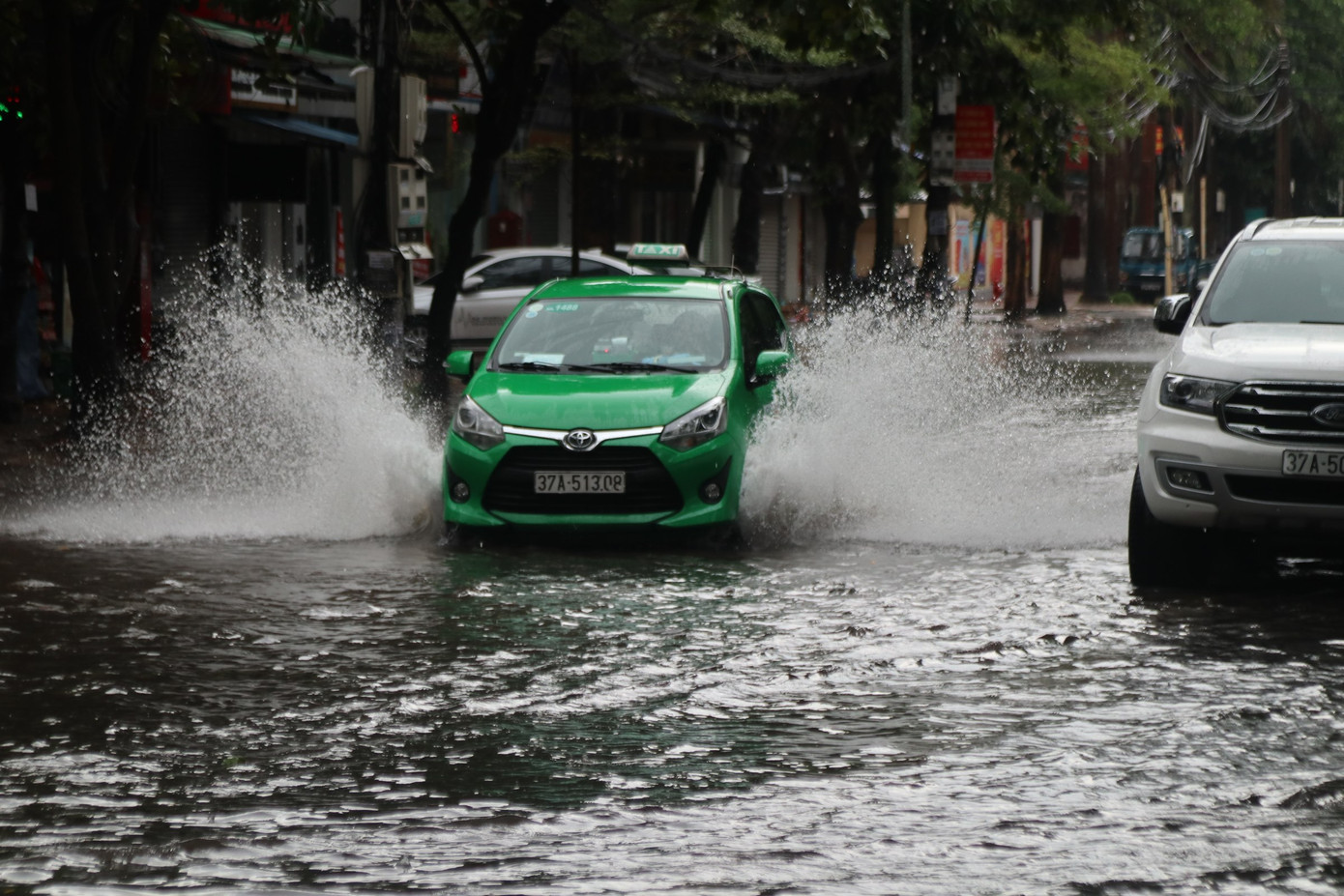 Mưa lớn, nhiều tuyến đường ở thành phố Vinh ngập sâu ảnh 5