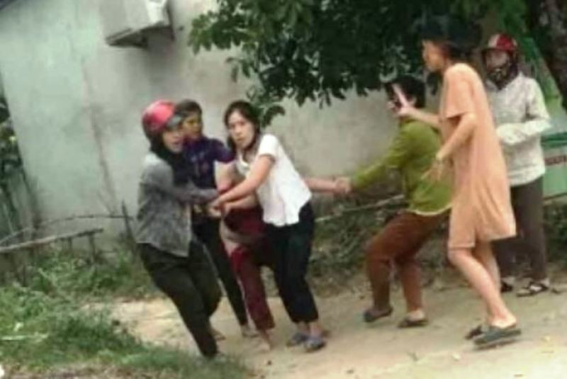 Người đàn bà bị nhóm phụ nữ đánh, lột đồ kéo lê giữa đường nghi mâu thuẫn tiền bạc ảnh 1