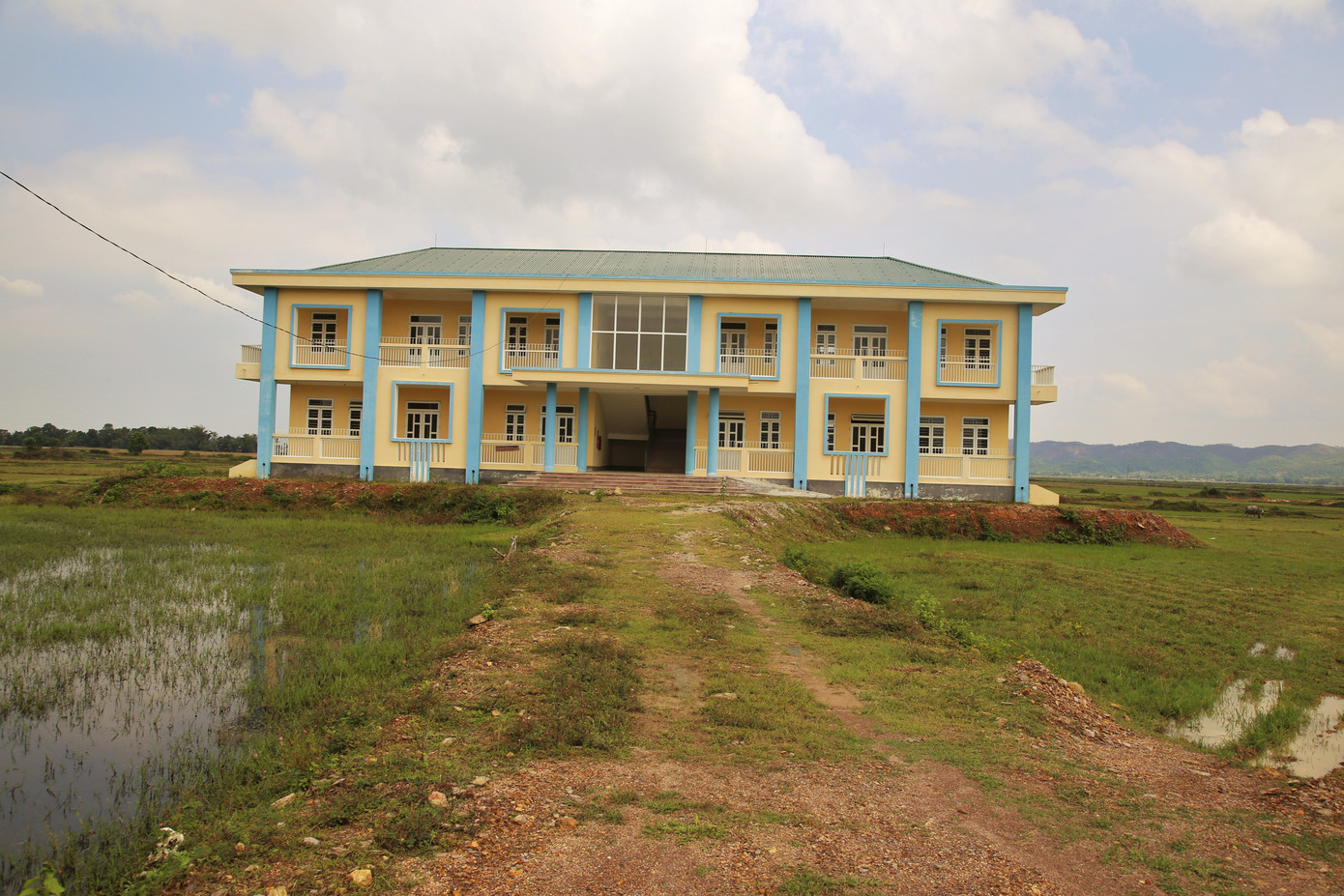 Trường học tiền tỷ xây xong bỏ hoang giữa cánh đồng ảnh 1