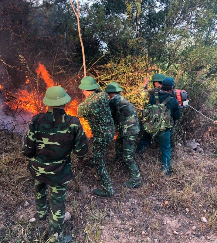 Cận cảnh đám cháy khiến 2.000 người căng mình dập lửa trong đêm ảnh 2