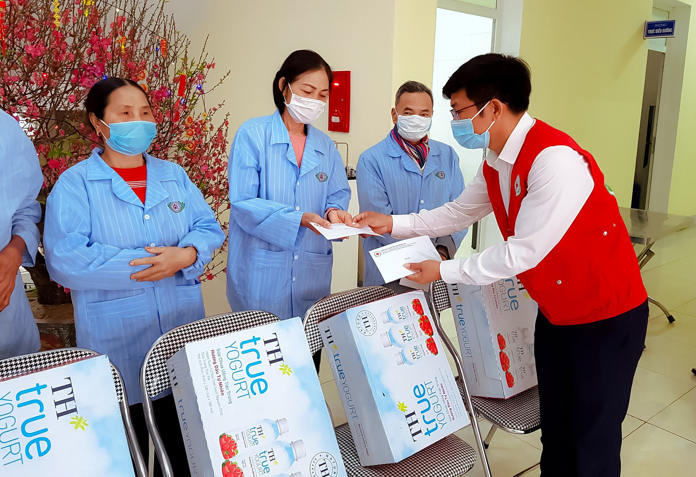 Quỹ Vì Tầm Vóc Việt, báo Tiền Phong trao quà cho người nghèo dịp tết Nguyên đán ảnh 5