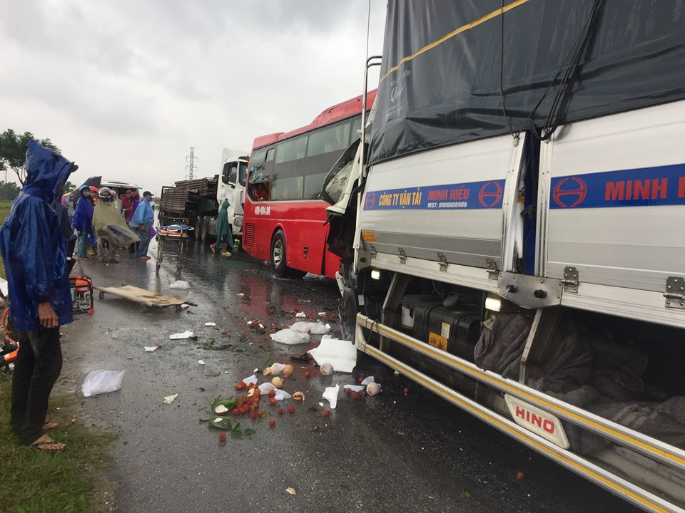 Xe khách đấu đầu xe tải khiến một người chết, hàng chục người bị thương ảnh 3