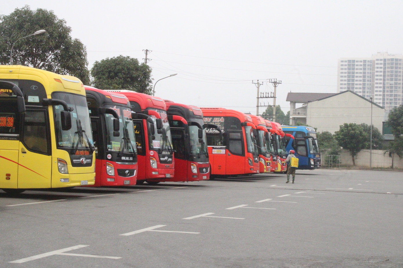 Hàng loạt xe khách ở Hà Tĩnh buộc dừng hoạt động vì 'cứ chạy là lỗ' ảnh 1