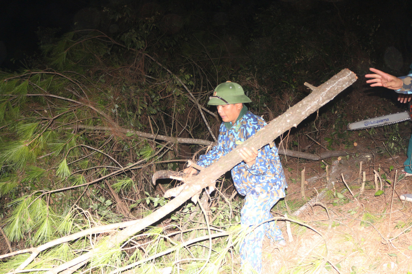 Trắng đêm cắt đường băng ngăn lửa “nuốt” rừng ảnh 5