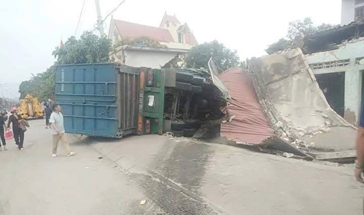 Container đâm sập 3 ngôi nhà, nhiều người đang ngủ may mắn thoát chết ảnh 1