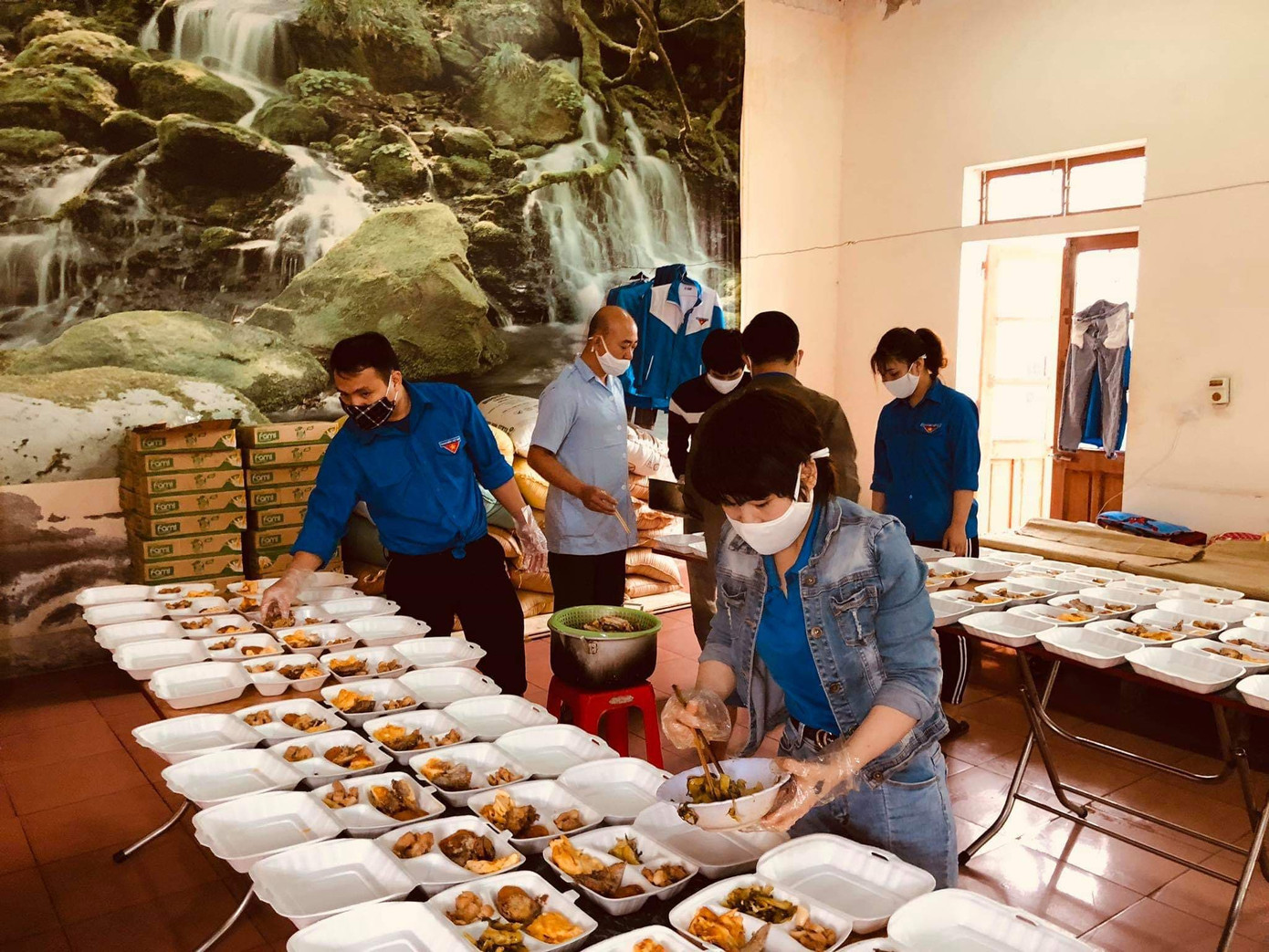 Người dân thâu đêm đỏ lửa luộc bánh chưng gửi vào khu cách ly tập trung ảnh 13