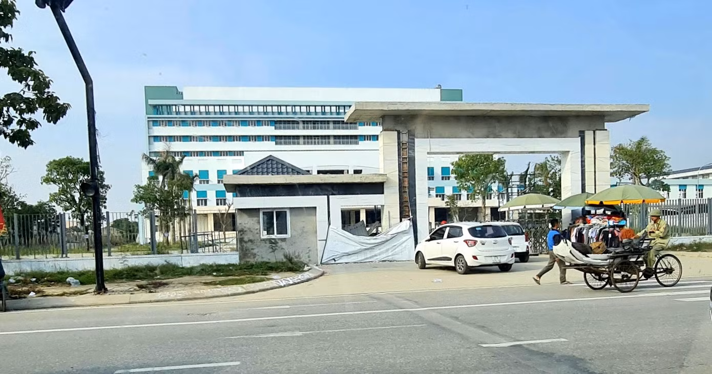 Dự án bệnh viện nghìn tỉ lớn nhất Bắc Trung Bộ nguy cơ 'vỡ trận' ảnh 1