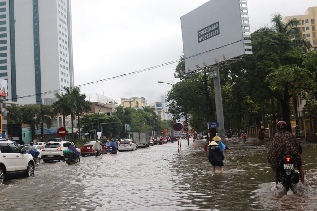 Mưa cực lớn kéo dài ở Nghệ An, đường phố thành 'sông' ảnh 1