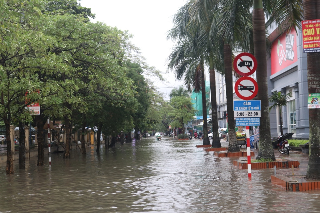 Mưa cực lớn kéo dài ở Nghệ An, đường phố thành 'sông' ảnh 2