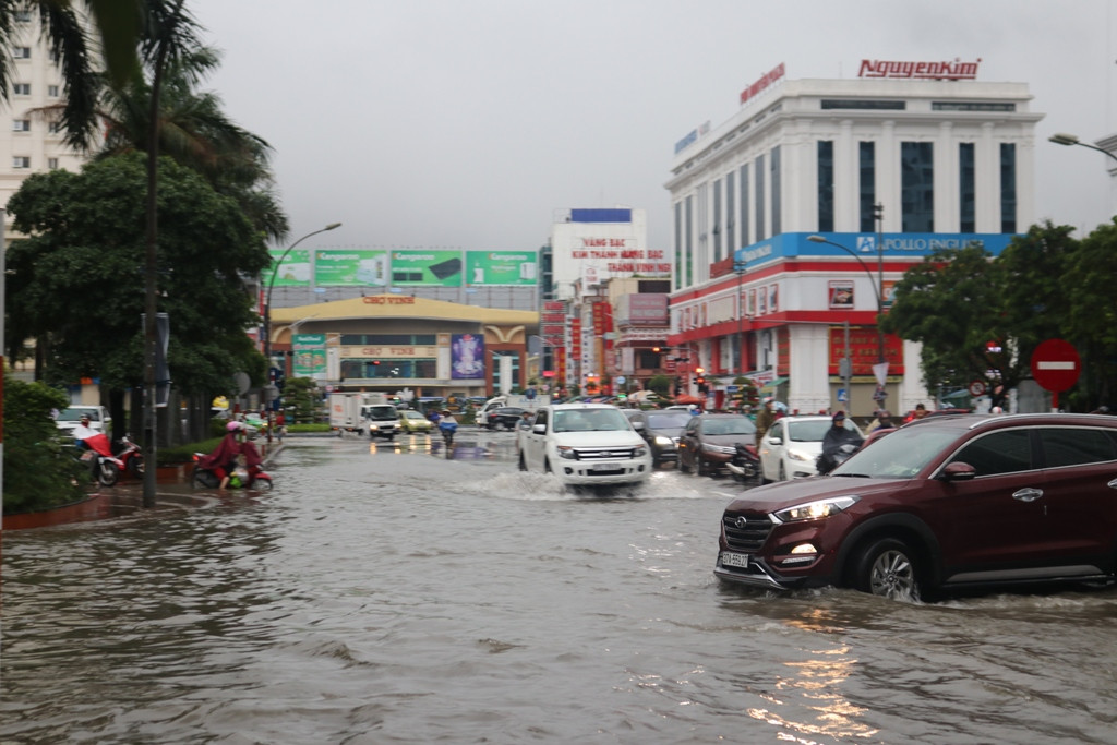 Mưa cực lớn kéo dài ở Nghệ An, đường phố thành 'sông' ảnh 3
