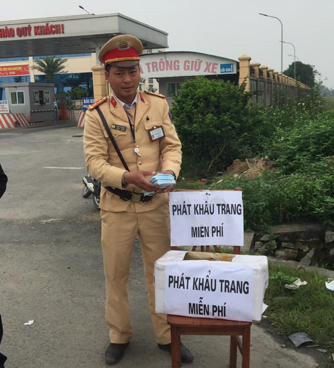 CSGT phát miễn phí khẩu trang y tế cho người tham gia giao thông ảnh 2