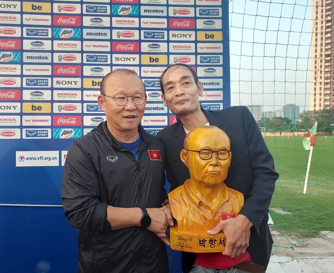 Chàng thợ mộc thức đêm làm món quà đặc biệt tặng HLV Park Hang Seo ảnh 5