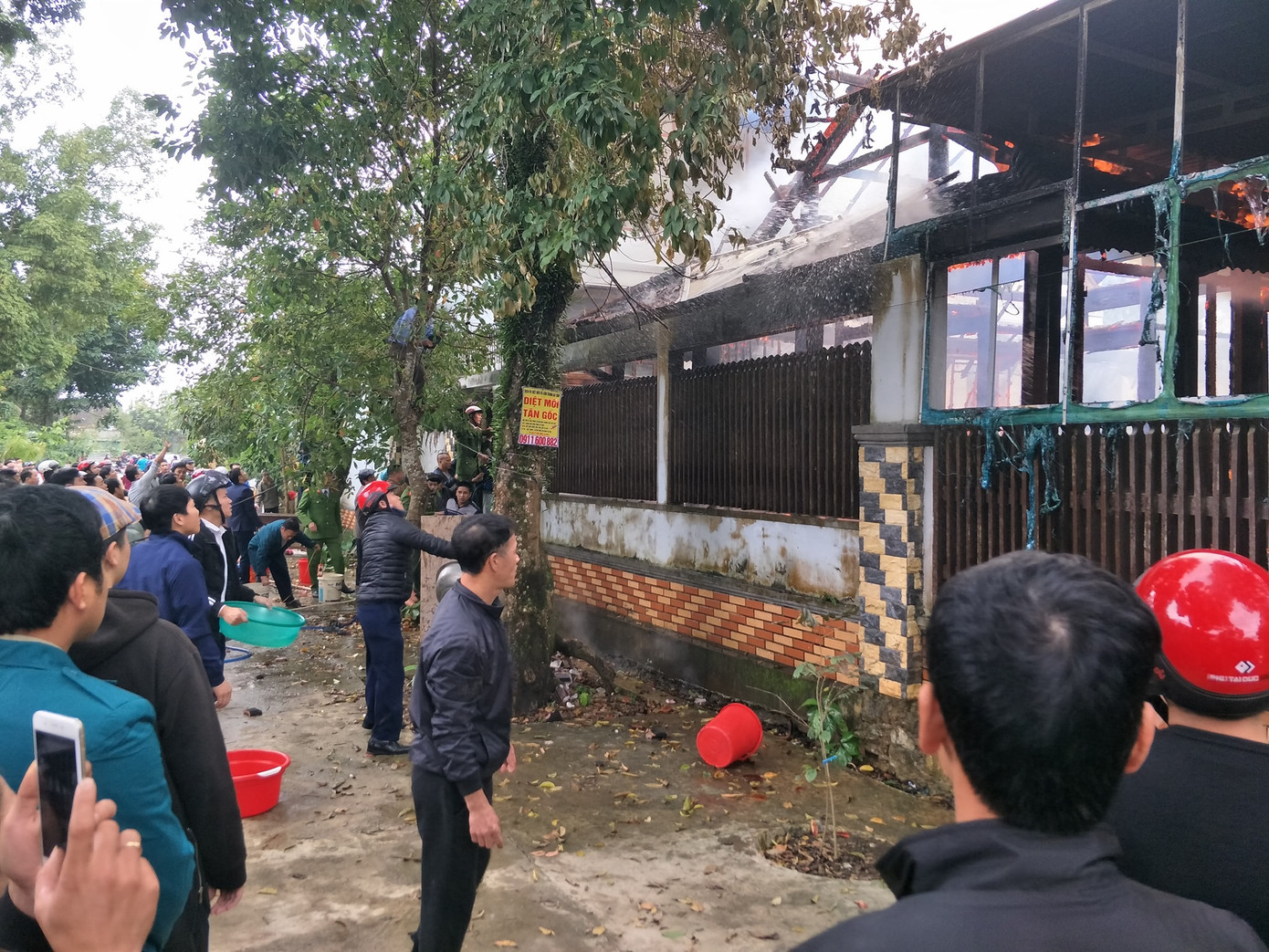 'Bà hỏa' thiêu rụi căn nhà gỗ 3 gian, thiệt hại gần 1 tỷ ảnh 5