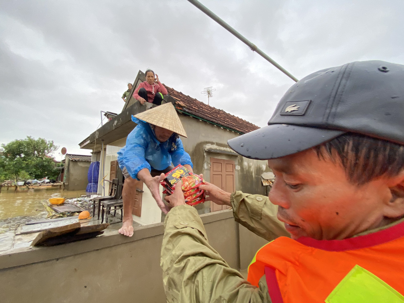 Sống trên nóc nhà, người dân Quảng Bình khắc khoải chờ lũ rút ảnh 4