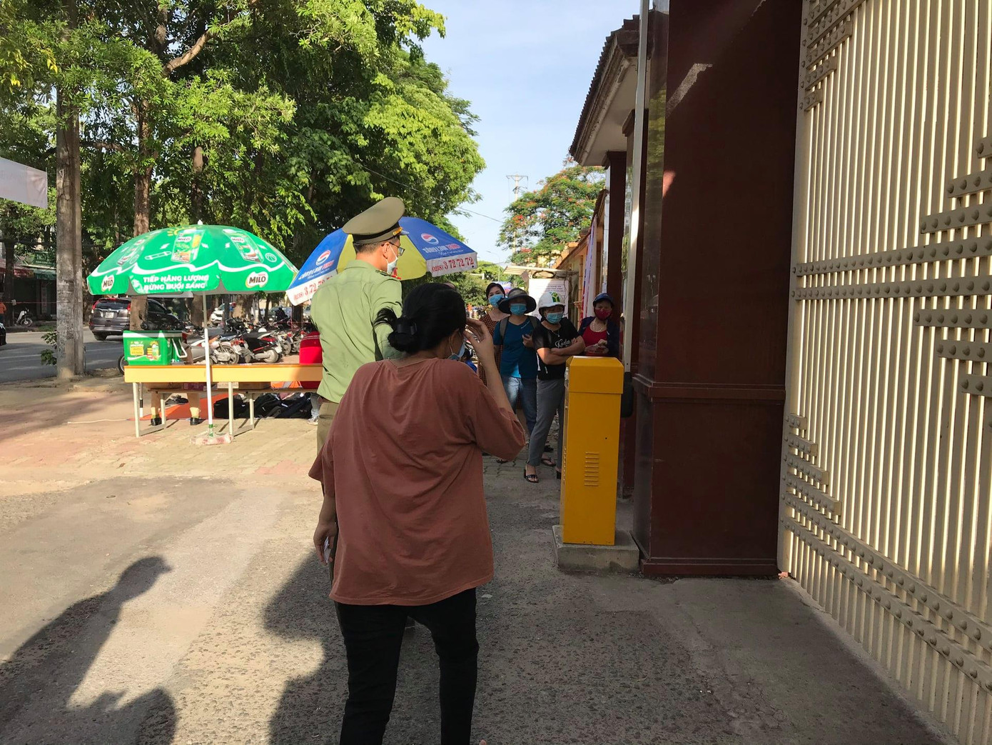 Hành động đẹp của trung úy công an hỗ trợ thí sinh về nhà lấy thẻ dự thi ảnh 3