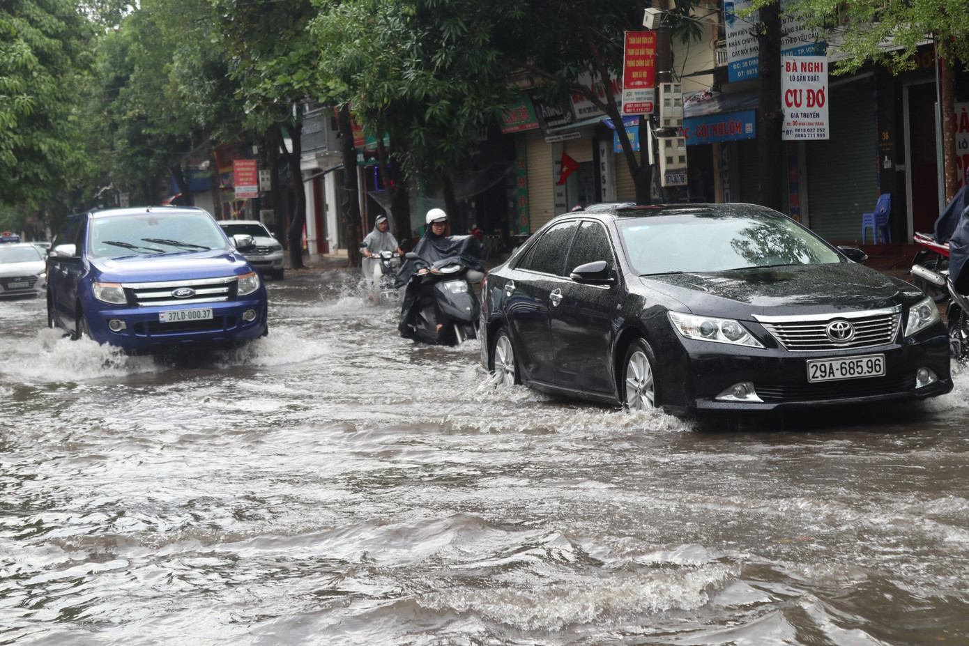 Mưa lớn, nhiều tuyến đường ở thành phố Vinh ngập sâu ảnh 1