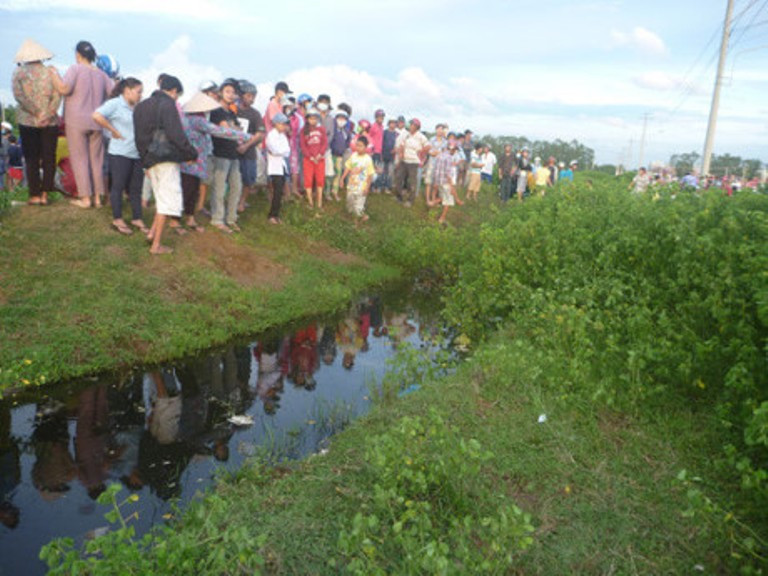 Người dân phát hiện thi thể đàn ông cùng chiếc xe máy dưới mương nước ảnh 1