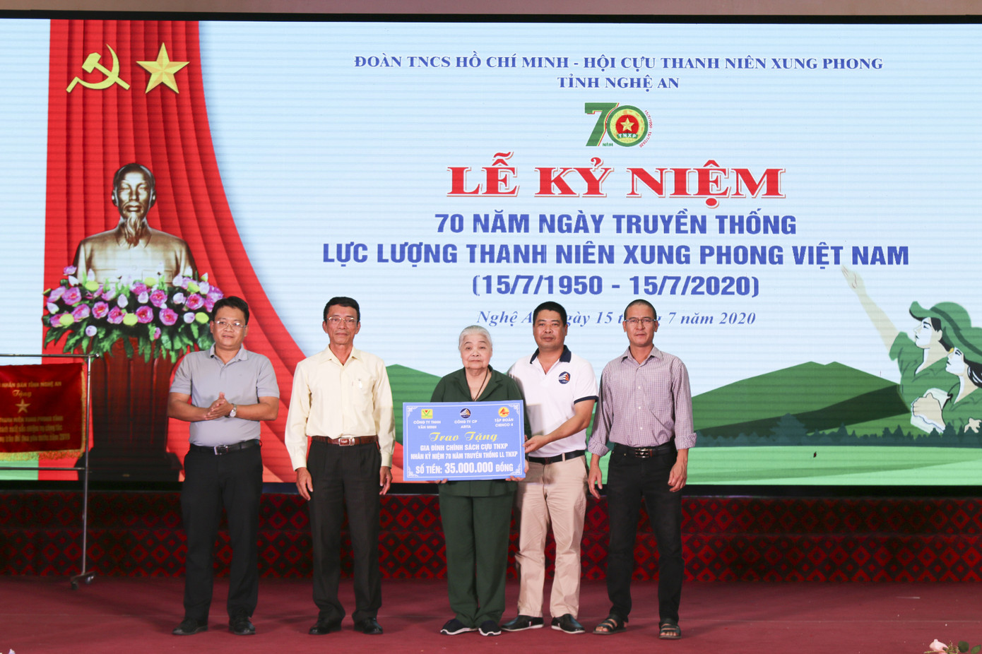 Nhà tài trợ, báo Tiền Phong trao quà cho cựu TNXP Nghệ An ngày truyền thống ảnh 1