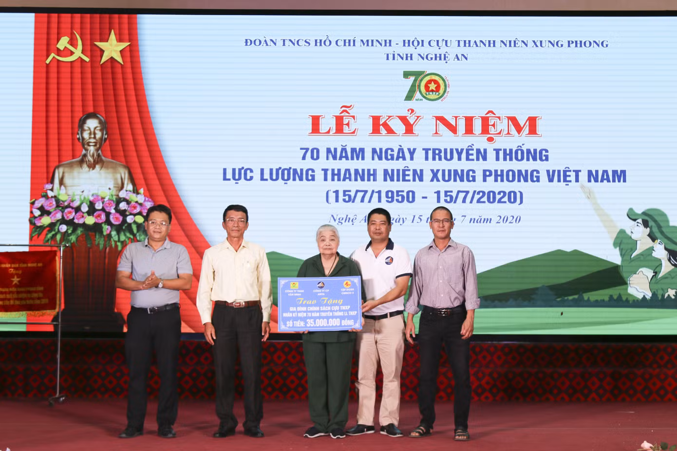 Nhà tài trợ, báo Tiền Phong trao quà cho cựu TNXP Nghệ An ngày truyền thống ảnh 1