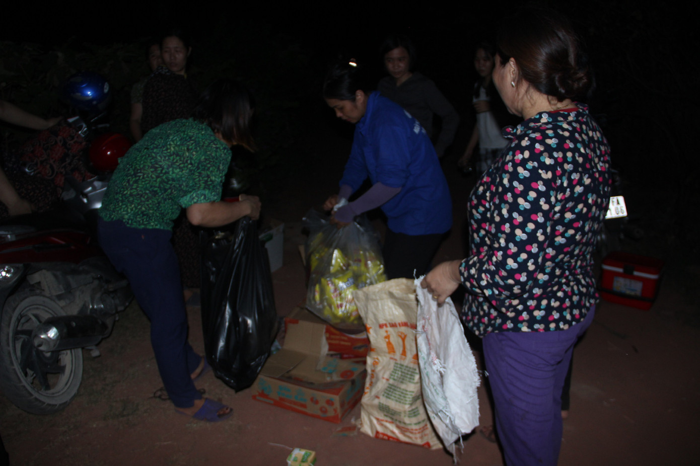 Lên dốc vượt núi tiếp tế lương thực cho lực lượng dập lửa cứu rừng ảnh 4