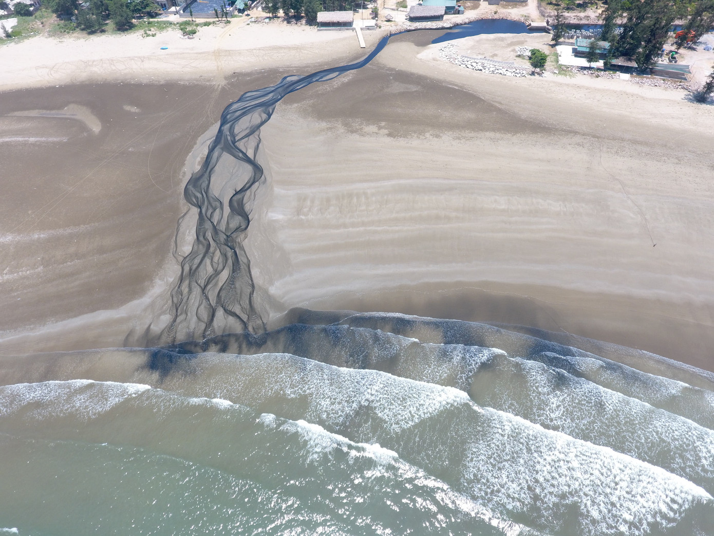 Hồ nuôi tôm xả nước thải đen ngòm đổ thẳng ra bãi biển Đông Hồi ảnh 2