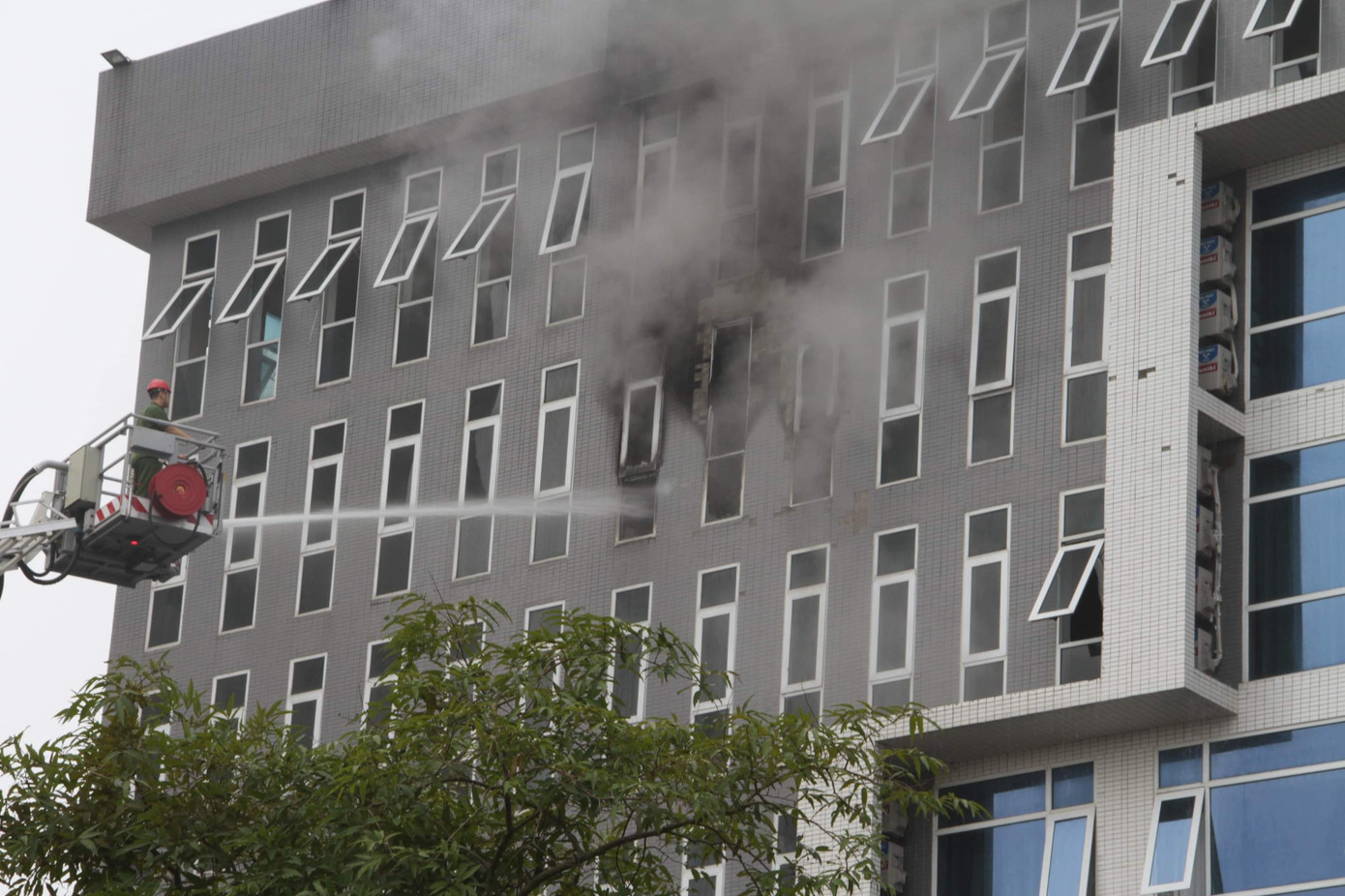 Cháy khách sạn cao tầng ở Vinh ảnh 7