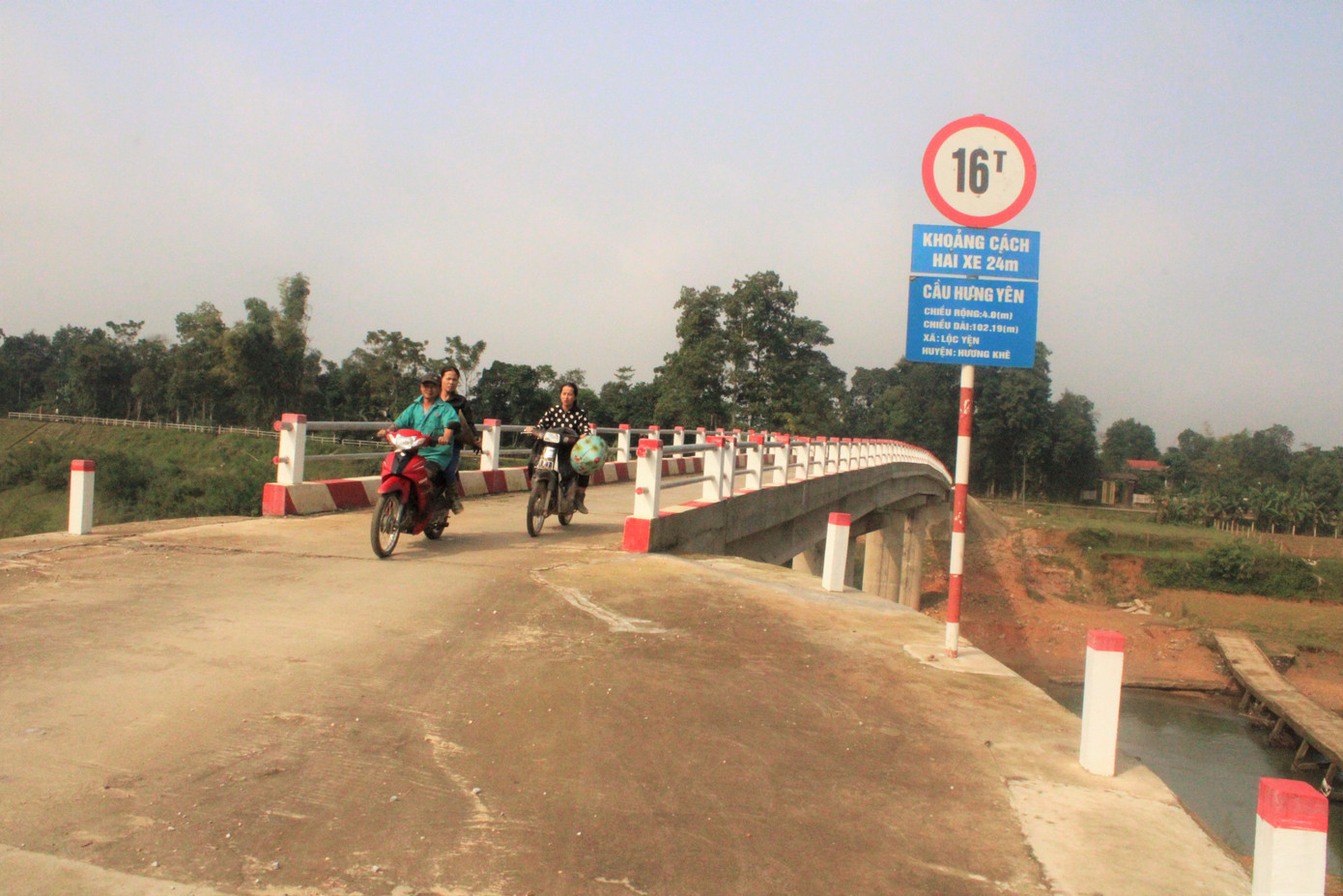 Cầu tiền tỷ vừa sử dụng 1 tháng đã hỏng sau lũ ảnh 2