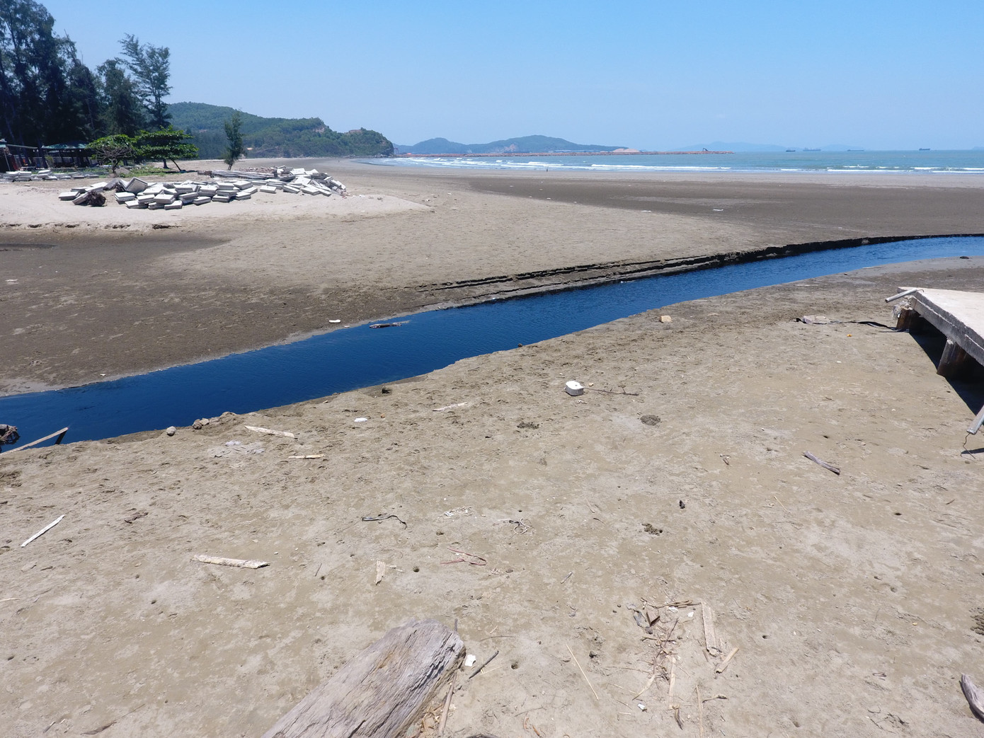 Hồ nuôi tôm xả nước thải đen ngòm đổ thẳng ra bãi biển Đông Hồi ảnh 3