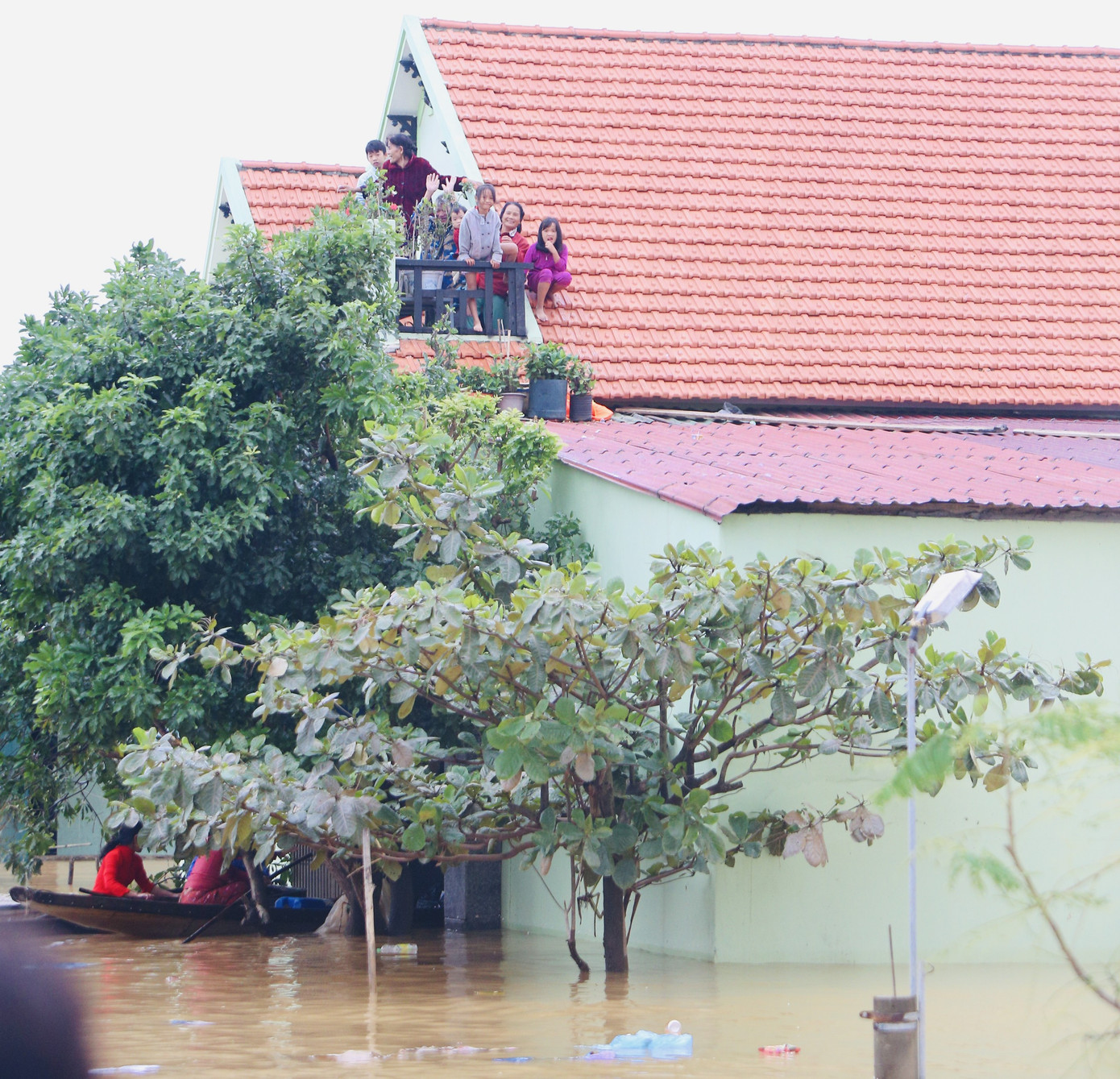 Sống trên nóc nhà, người dân Quảng Bình khắc khoải chờ lũ rút ảnh 2