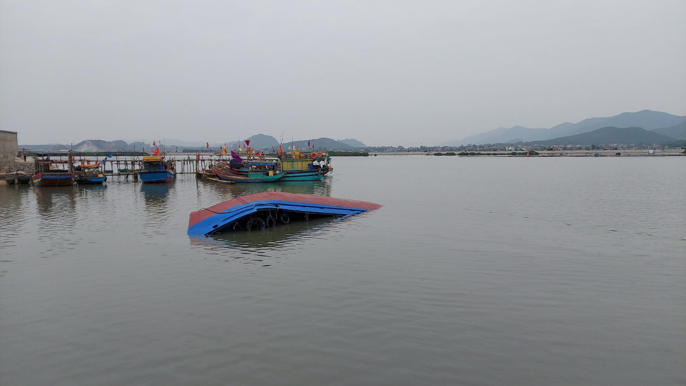 Tàu vỏ sắt chở dầu, nước ngọt bị lật trên đường vào cảng ảnh 1