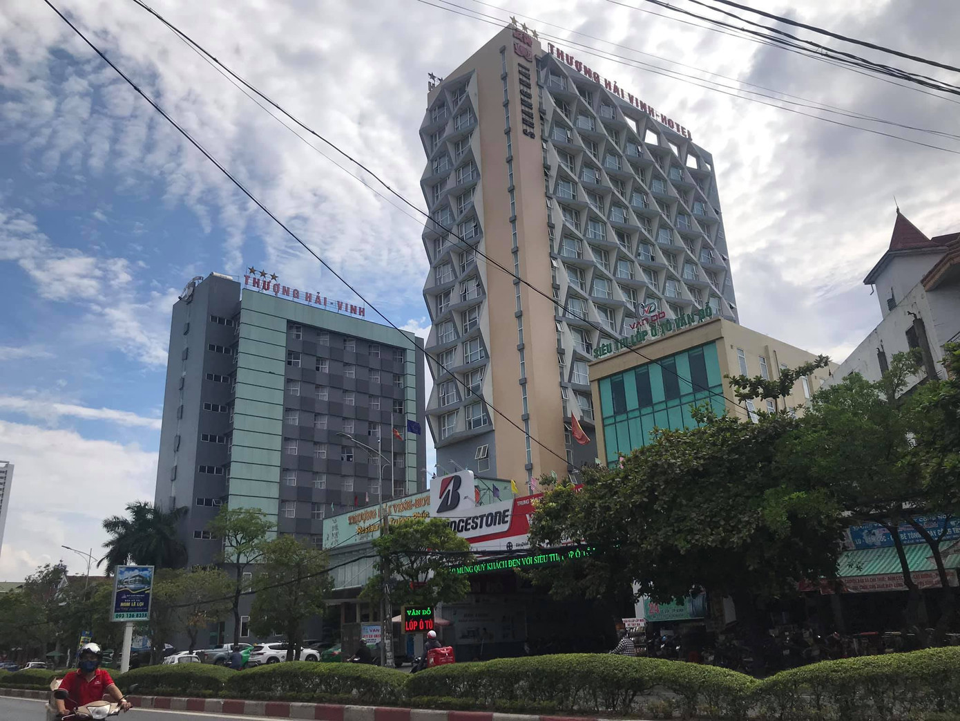 Bé trai 5 tuổi rơi từ tầng 9 khách sạn xuống đất tử vong ảnh 1