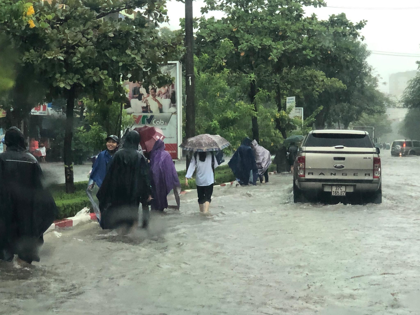 Thành Vinh 'thất thủ' sau trận mưa xối xả ảnh 4