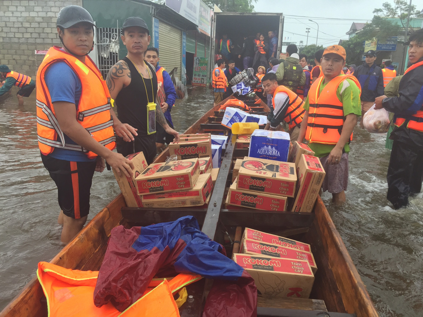 Lũ vây tứ bề: Lệ Thủy, Quảng Bình chìm trong biển nước ảnh 12