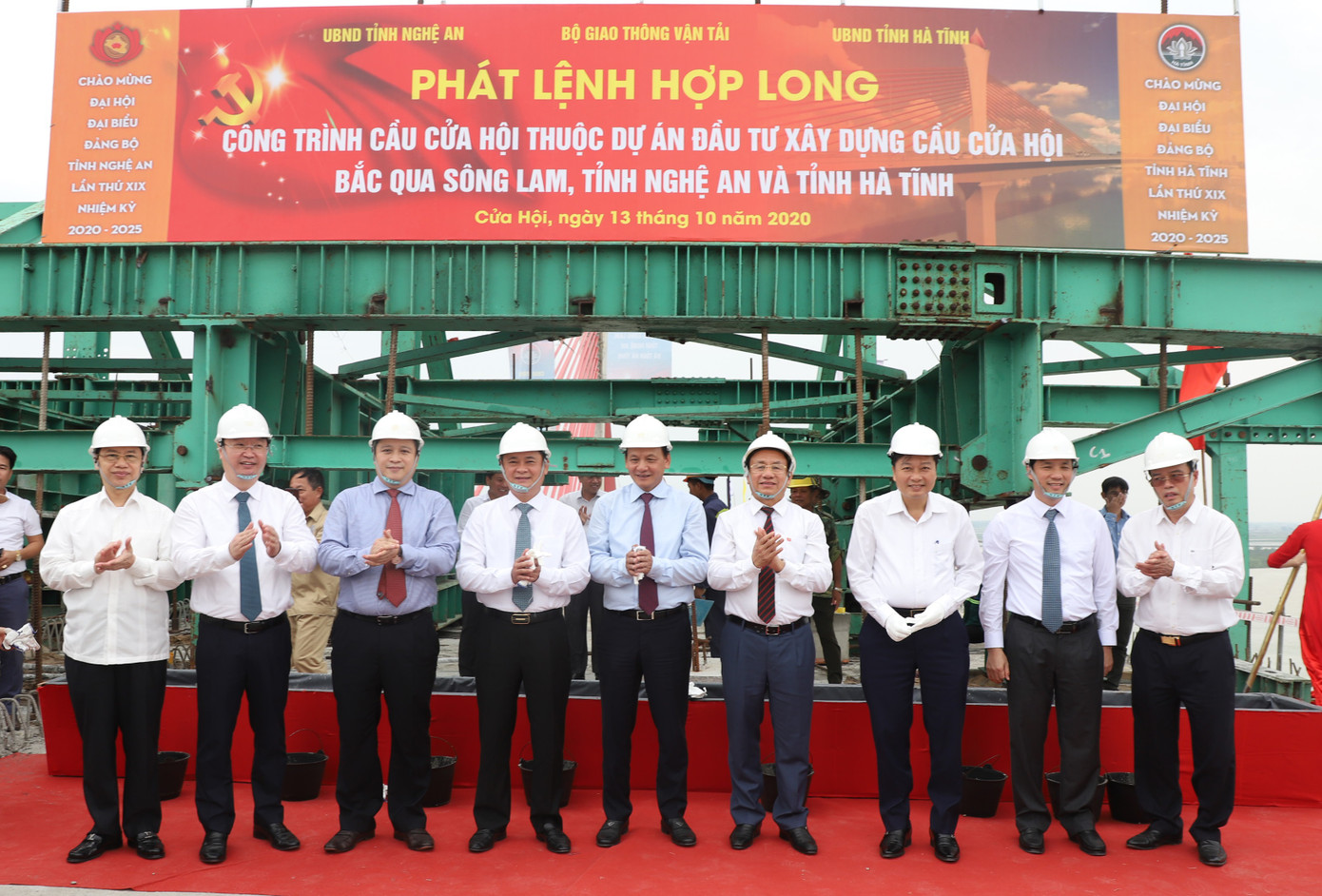 Hợp long cầu Cửa Hội bắc qua sông Lam nối 2 tỉnh Nghệ An, Hà Tĩnh ảnh 1