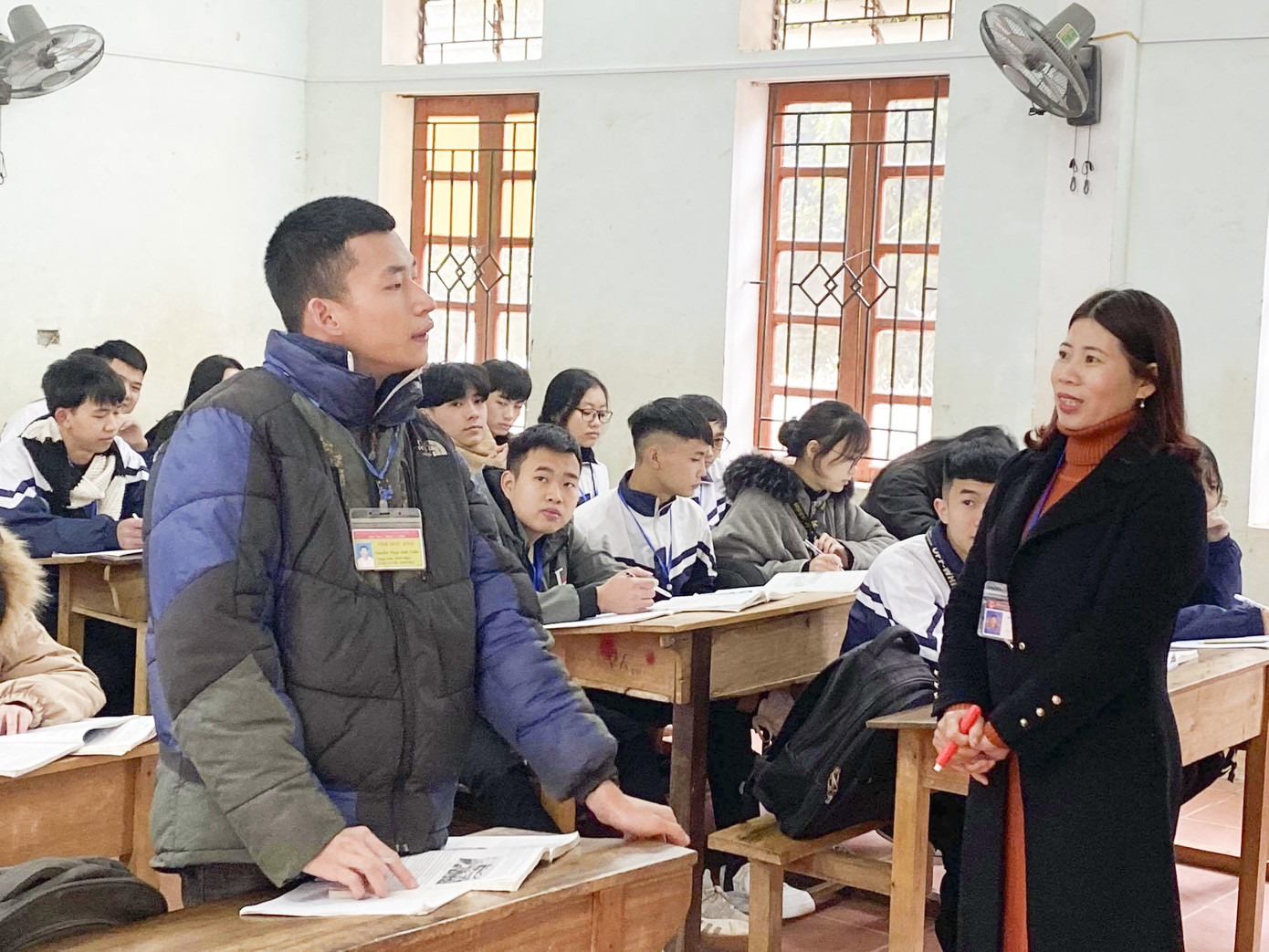 Nguyễn Ngọc Anh Tuấn phát biểu trên lớp học. Ý chí mạnh mẽ của nam sinh tật nguyền suốt 11 năm đạt học sinh giỏi ảnh 1