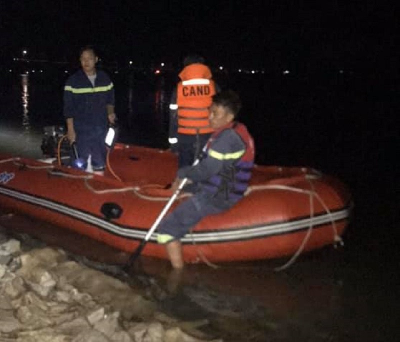 Thương tâm mẹ con đuối nước trên sông Lam trong đêm ảnh 1