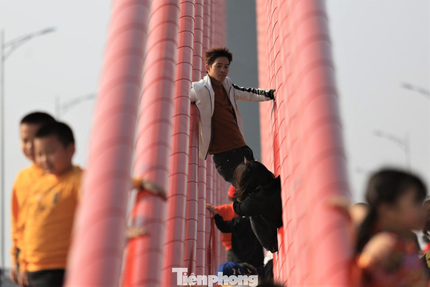 Bất chấp nguy hiểm, người dân đu dây văng trên cầu 950 tỷ đồng để chụp ảnh ảnh 8