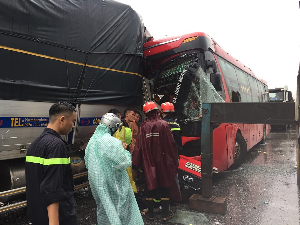 Xe khách đấu đầu xe tải khiến một người chết, hàng chục người bị thương ảnh 4