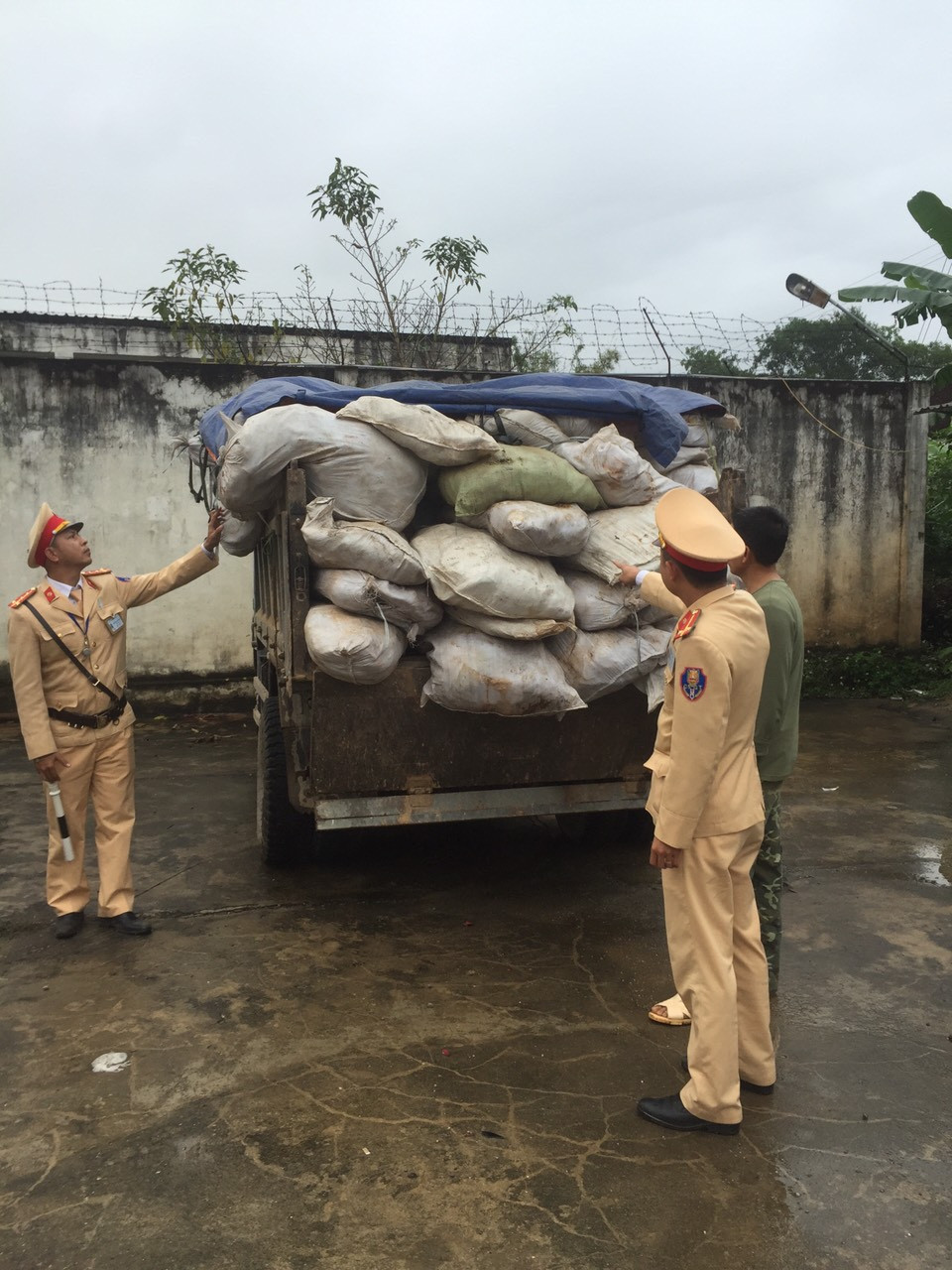 CSGT phát hiện gần 5 tấn thực phẩm hôi thối chuẩn bị ra thị trường tết ảnh 1