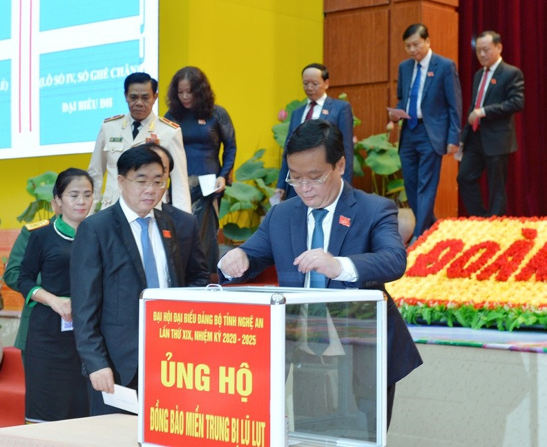 Đại biểu Đại hội Đảng bộ tỉnh Nghệ An quyên góp ủng hộ người dân miền Trung ảnh 3