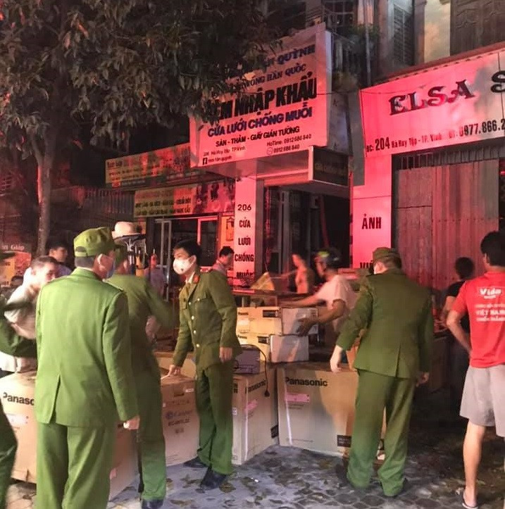 Nhà hai tầng bốc cháy dữ dội trong đêm ảnh 2