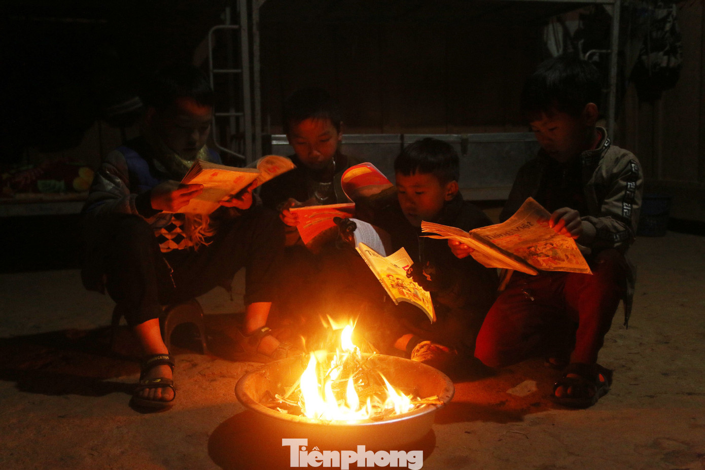 Buốt lạnh vì rét, học sinh miền núi đốt củi sưởi ấm học bài ảnh 8