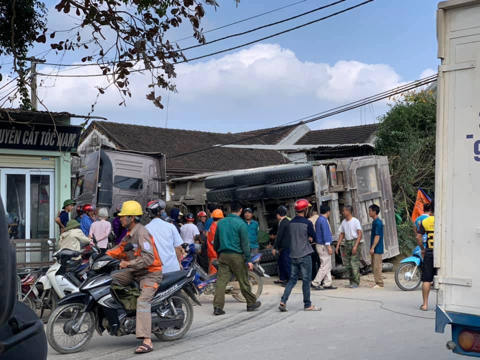 Bẻ lái tránh cụ bà đi bộ, xe chở cát đè lật trúng người phụ nữ tử vong ảnh 1